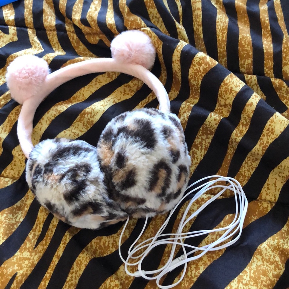 Earmuff headphones